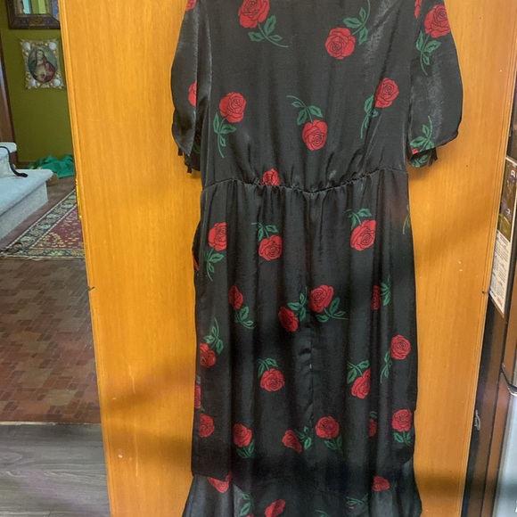 Torrid size 0 black dress with red rose pattern- short sleeved - Picture 5 of 6